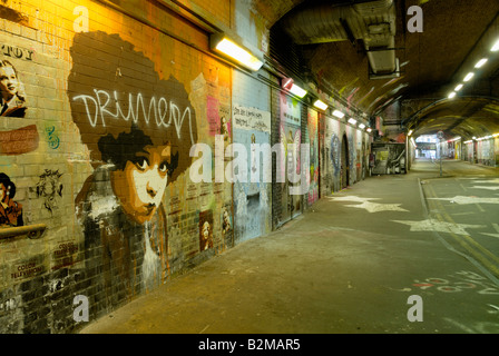 "La télévision en couleurs" par Btoy Banksy - Convention collective, bidons, Festival "Leake Street' Tunnel, la gare de Waterloo, Londres Banque D'Images