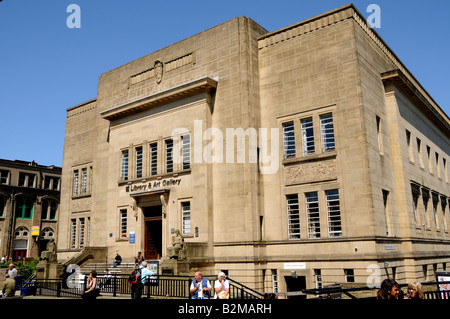 Les consommateurs et les travailleurs à l'heure du déjeuner à l'extérieur de la détente Piazza centre commercial et sur la bibliothèque comme suit à Huddersfield Banque D'Images