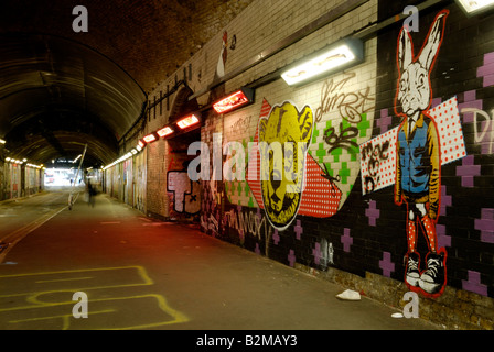 Par Alto-Contraste "murales" - collectif Banksy, bidons, Festival "Leake Street' Tunnel, la gare de Waterloo, Londres Banque D'Images