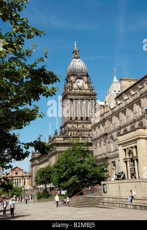 La ville de Leeds vu au-delà de la bibliothèque et la galerie d'art à Victoria Square Banque D'Images