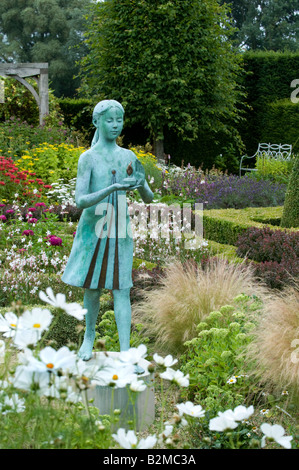 Statue de jeune fille appelée la 'lampe de la sagesse' à Waterperry Gardens, Oxfordshire, Angleterre Banque D'Images