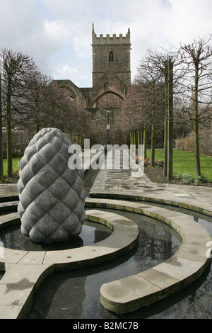 Ville de Bristol, Angleterre. Parc du château avec la Seconde Guerre mondiale mémorial bombardé ruines de Saint Peter's Church. Banque D'Images