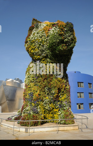 Sculpture florale Fleurs de Puppy dog par Jeff Koons en face du Musée Guggenheim Bilbao Espagne Banque D'Images