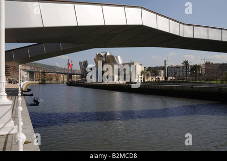 Musée Museo Guggenheim Bilbao encadrée par le pont Puente de Pedro Arrupe sur la Ria de Bilbao ou fleuve Nervion Espagne Banque D'Images