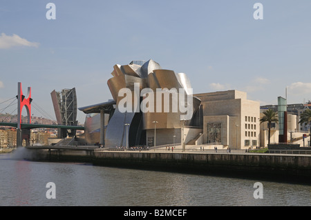 Musée Museo Guggenheim Bilbao sur les rives de la Ria de Bilbao ou fleuve Nervion Espagne gauche du musée est le pont Puente Banque D'Images