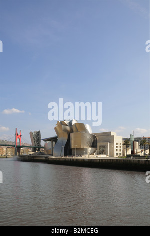 Musée Museo Guggenheim Bilbao sur les rives de la Ria de Bilbao ou fleuve Nervion Espagne gauche du musée est le pont Puente Banque D'Images