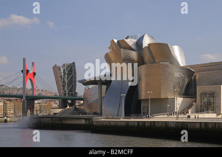 Musée Museo Guggenheim Bilbao sur les rives de la Ria de Bilbao ou fleuve Nervion Espagne Banque D'Images