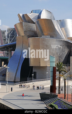 Musée Museo Guggenheim Bilbao sur les rives de la Ria de Bilbao ou fleuve Nervion Espagne Banque D'Images