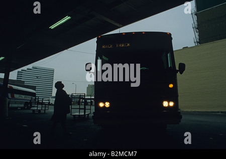 Silhouette femme plus âgée se prépare à bord d'un bus allant à la piste de course de la gare routière du centre-ville de l'État de Washington Seattle USA Banque D'Images