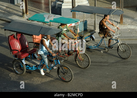 Cyclo trois conducteurs/passagers à La Havane, Cuba. Banque D'Images