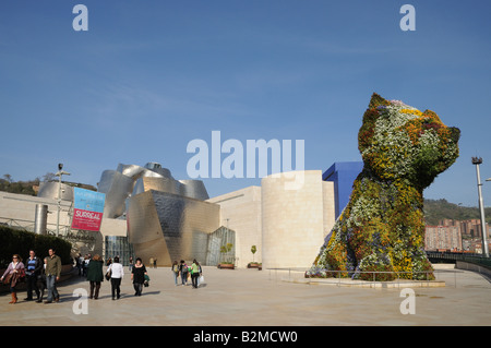 Sculpture de Puppy dog par Jeff Koons en face du Musée Guggenheim Bilbao Espagne Banque D'Images