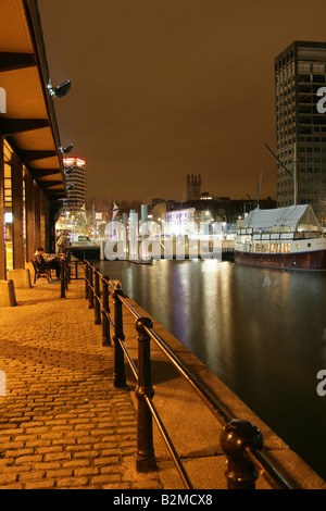 Ville de Bristol, Angleterre. Port flottant et du Bristol city centre civic square, le Centre, sur St Augustine's Parade. Banque D'Images