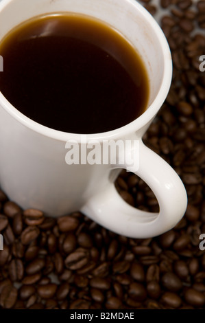 Tasse de café avec des grains de café sur l'établissement des coûts Banque D'Images