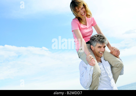Mature couple de baby-boomers profiter de l'extérieur Banque D'Images