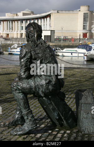 Ville de Bristol, Angleterre. Le Stephen Joyce sculpture de Jean Cabot à Narrow Quay, avec l'amphithéâtre, la Lloyds TSB bâtiment. Banque D'Images