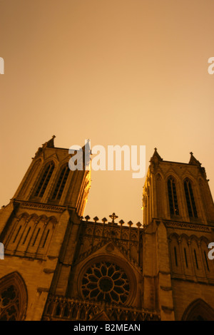 Ville de Bristol, Angleterre. Le John Loughborough Pearson tours conçu à l'entrée avant de l'ouest de la cathédrale de Bristol. Banque D'Images