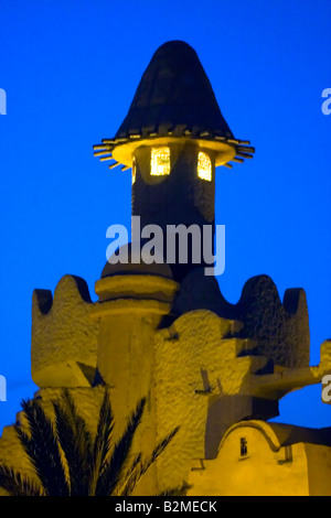 Tour du château en style arabe éclairée par des lumières du soir en Afrique, Tunisie. Banque D'Images