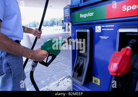 USA Connecticut New England station homme remplissant voiture avec de l'essence ou de l'essence. Tarifs ou taxes sur l'essence Banque D'Images
