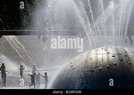 Seattle Center fontaine à eau avec des enfants qui jouent dans l'État de Washington Seattle USA Banque D'Images