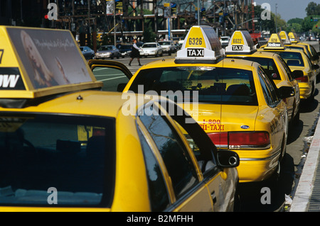 Le centre-ville de Los Angeles taxi tarifs pour tous alignés le long street Los Angeles California USA Banque D'Images