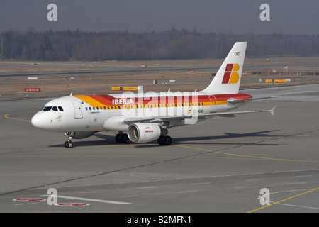 Iberia Airbus A319 avion de passagers circulant sur le sol à l'aéroport de Zurich Banque D'Images