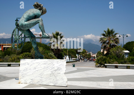 Statue d'Anna Chromy dédié aux bateliers dans l'inconnu à Forte dei Marmi versilia côte toscane italie Europe Banque D'Images