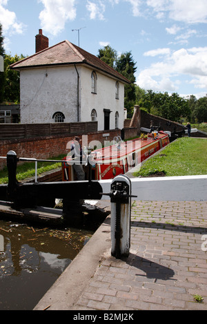 15-04 canal dans le trou de serrure sur le bourdon et canal staffordshire worcestershire england uk wombourne Banque D'Images