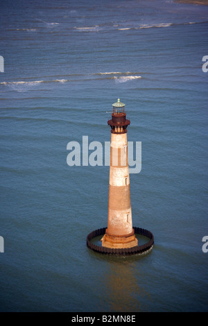 Le phare sur l'Île Morris en Caroline du Sud. La lumière est sur le côté sud de l'entrée à Charleston Harbor Banque D'Images