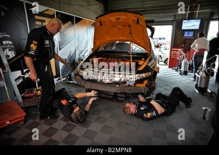 Travailler sur la mécanique de course Honda car dans la dynamique de l'équipe British Touring Car garage Snetterton race Angleterre Banque D'Images