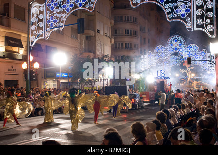 Costa Blanca Espagne Alicante Fogueres de San Juan summer fiesta carnaval danseurs dans la rue la nuit Banque D'Images