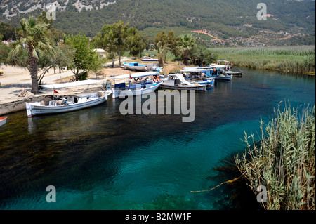 Bateaux amarrés dans la rivière Azmak Akyaka Turquie Banque D'Images