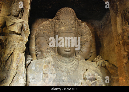 Image Maheshmurti et Sadashiva Trimurti, 20 pieds (6,1 m) de hauteur, dépeint un Shiva à trois têtes Banque D'Images