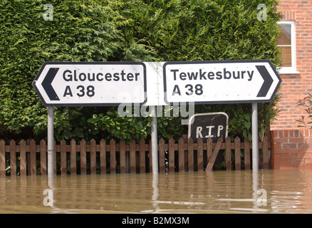 Un ROADSIGN SUR L'A38 à B-5573 MONTRANT LE CHEMIN VERS GLOUCESTER ET TEWKESBURY UK QUI ONT ÉTÉ FRAPPÉES PAR DES INONDATIONS EN JUILLET Banque D'Images