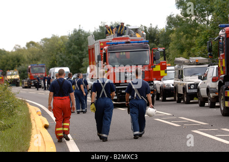 Les équipes d'INCENDIE ET DE SECOURS SUR L'A40 PAR LA SOUS-station électrique WALHAM À Gloucester, qui était sous la menace d'inondations en juillet 2 Banque D'Images