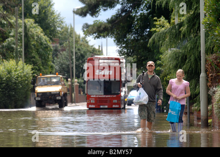 Un bus s''ARRÊTE À CÔTÉ D'UNE INONDATION SUR TEWKESBURY ROAD GLOUCESTER LONGFORD EN JUILLET 2007 Banque D'Images