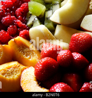 Les fruits fraîchement coupé l'affichage des courants rouge Framboises Kiwis Fraises Nectarine Apple Banque D'Images
