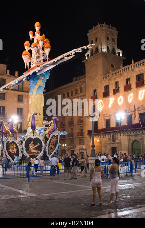 Fogueres de San Juan Alicante Espagne - Flammable scuplture en attente d'être brûlé Banque D'Images