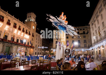 Fogueres de San Juan Alicante Espagne - sculpture inflammables en attente d'être brûlé Banque D'Images