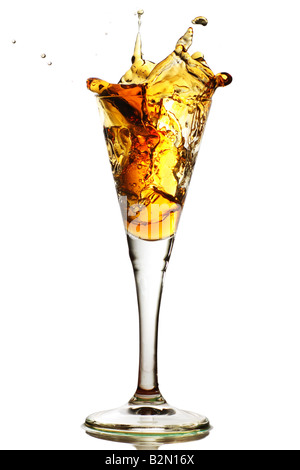 Verre à cocktail élégant avec splash de verre de sherry port tout liquide de couleur ambre Banque D'Images