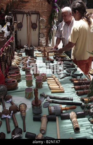 Instruments de musique vente de décrochage à un Arts fair Feria de Artesania en Garachico Tenerife Espagne Banque D'Images