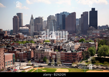 Le clocher blanc de la Vieille Église du Nord s'élève au-dessus de l'extrémité nord du quartier avec le Boston skyline en arrière-plan Banque D'Images