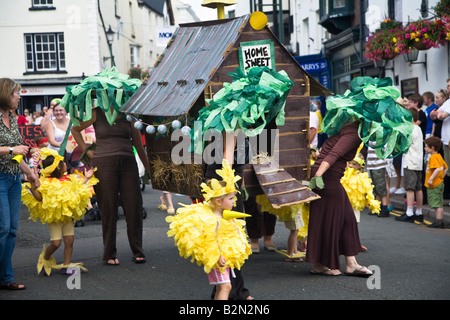 Monmouth Prosession Carnival avec poulailler et petites filles habillés comme poussins Banque D'Images