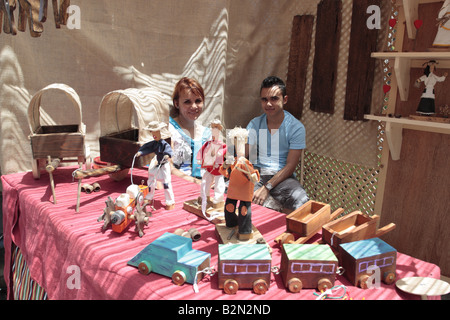 Bloquer la vente de jouets en bois à un Arts fair Feria de Artesania en Garachico Tenerife Espagne Banque D'Images