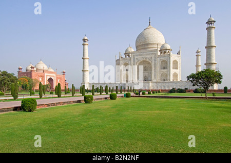 Une vue sur le Taj Mahal et les jardins d'agrément avec le grès rouge ou mosquée Masjid à l'ouest. Banque D'Images