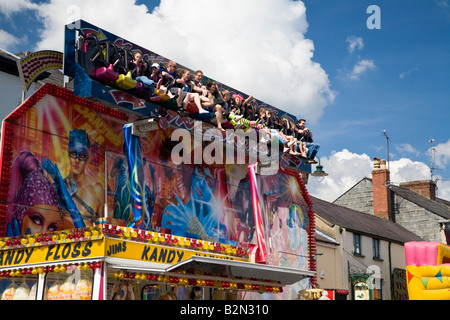 Fête foraine Ride, Monmouth Carnival, les gens s'amuser sur Fairground ride. Banque D'Images