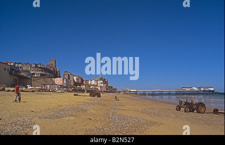 Station Cromer avec les vacanciers et les vieux tracteurs appartenant à l'Association des pêcheurs de crabe Banque D'Images