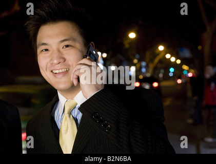 Portrait d'un jeune homme au téléphone Banque D'Images