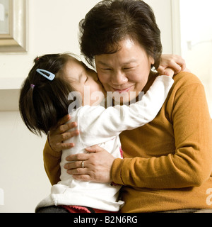 Close-up of a Girl kissing her grandmother, Shanghai, Chine Banque D'Images