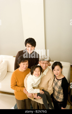 Portrait d'une jeune fille avec ses parents et grands-parents and smiling Banque D'Images