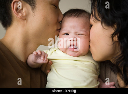 Close-up of a couple kissing leur fille Banque D'Images